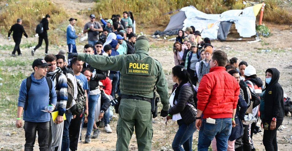 Migración, en el centro del debate electoral en EU: Biden va por más restricciones en la frontera con México frente a las presiones de Trump