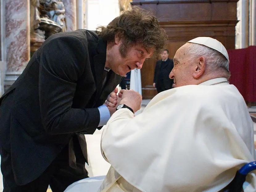 Papa Francisco y Milei se funden en un abrazo Dejan atrás los insultos