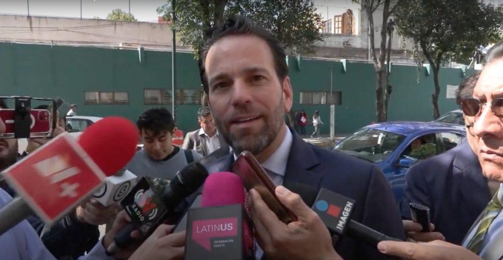 Pío López Obrador aceptó que los videos donde recibió dinero son verdaderos, dice Loret al salir de audiencia