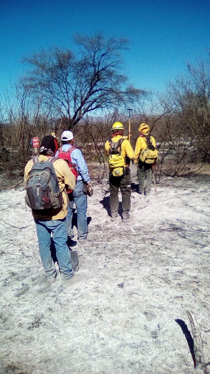 Combaten incendio en Ejido Antiguos Mineros