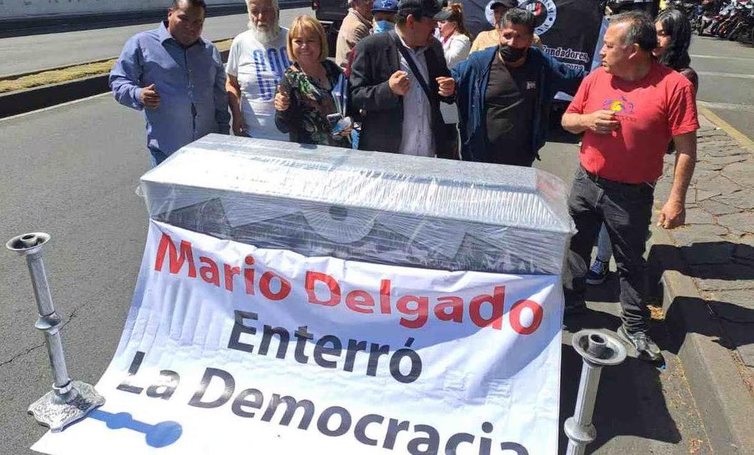 “Mario Delgado enterró la democracia”, manifestantes exigen a Morena respetar estatutos de elección interna