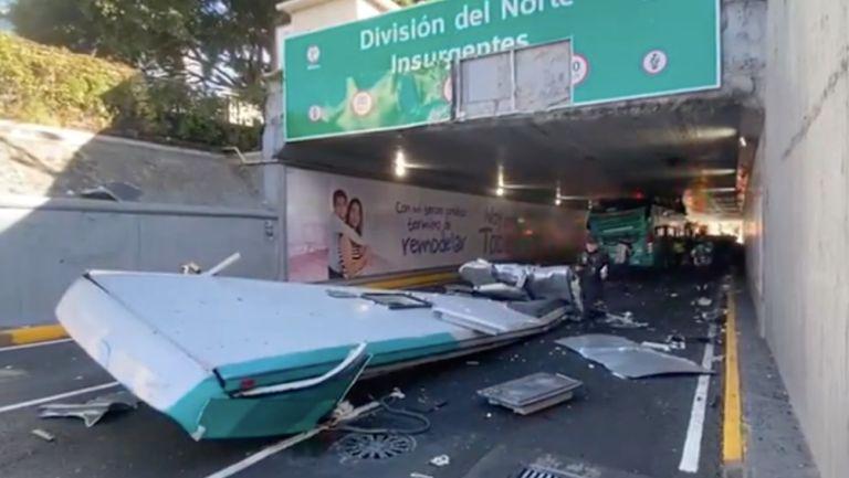 Se atora autobús bajo de puente; hay 14 lesionados