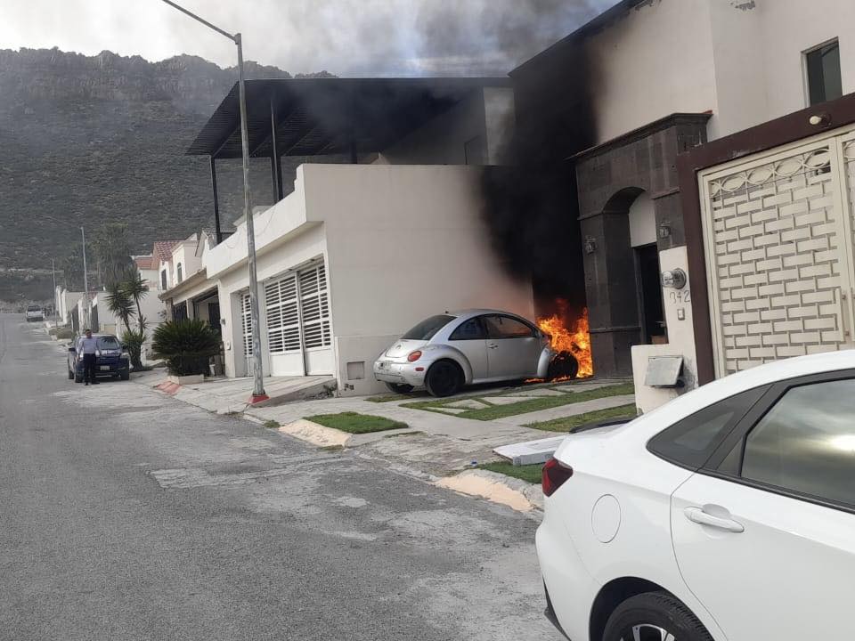 Se incendia carro y casi quema la casa