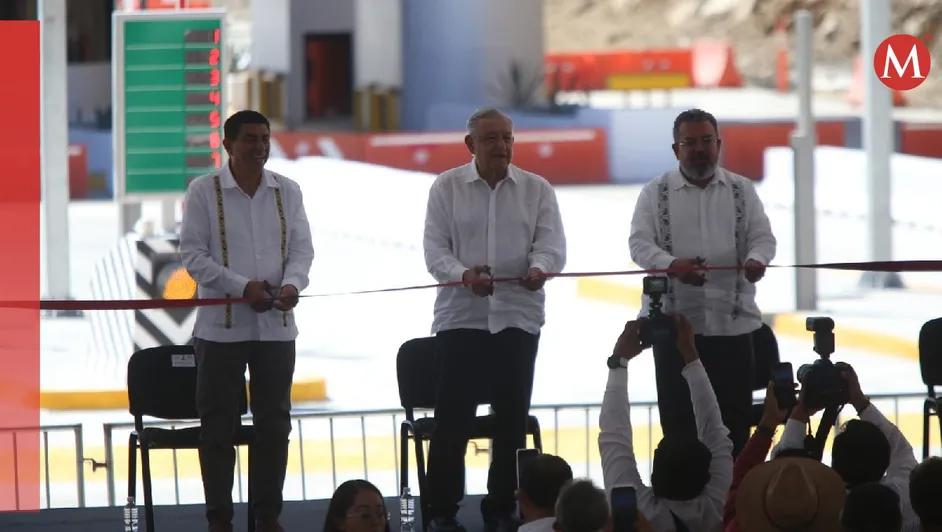 Inaugura López Obrador carretera en Oaxaca