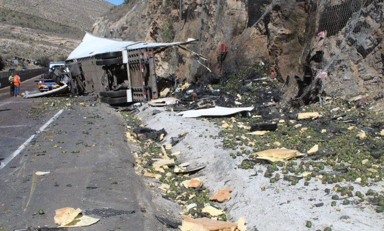 Vuelca tráiler con 20 toneladas de aguacate