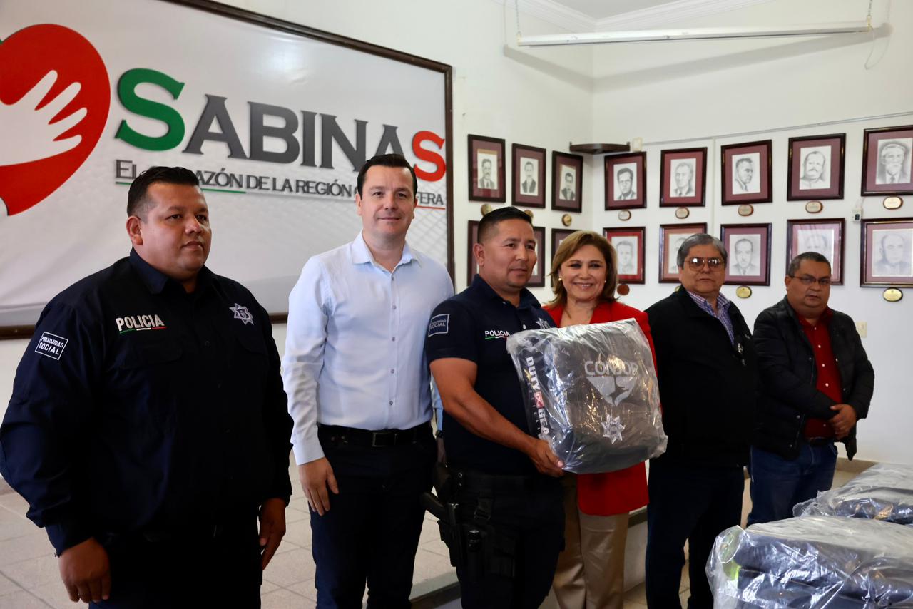 Dotan de equipo a policías de Sabinas