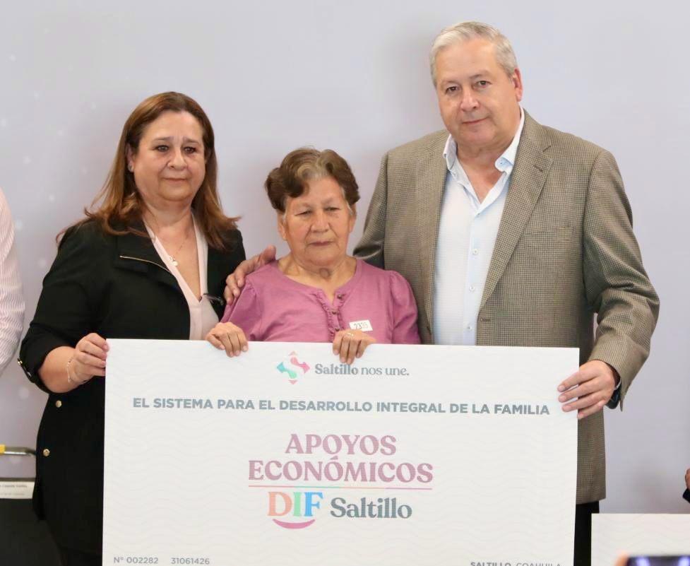 Entregan apoyos a familias saltillenses