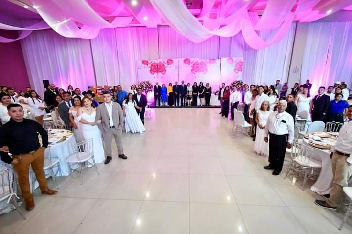 Se casan 82 parejas en bodas comunitarias