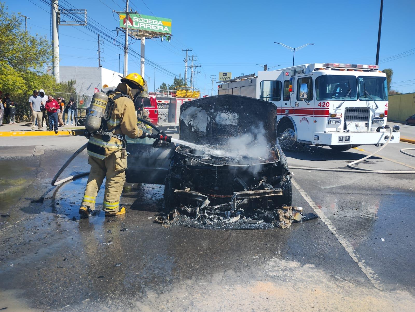 Incendio consume automóvil en RA