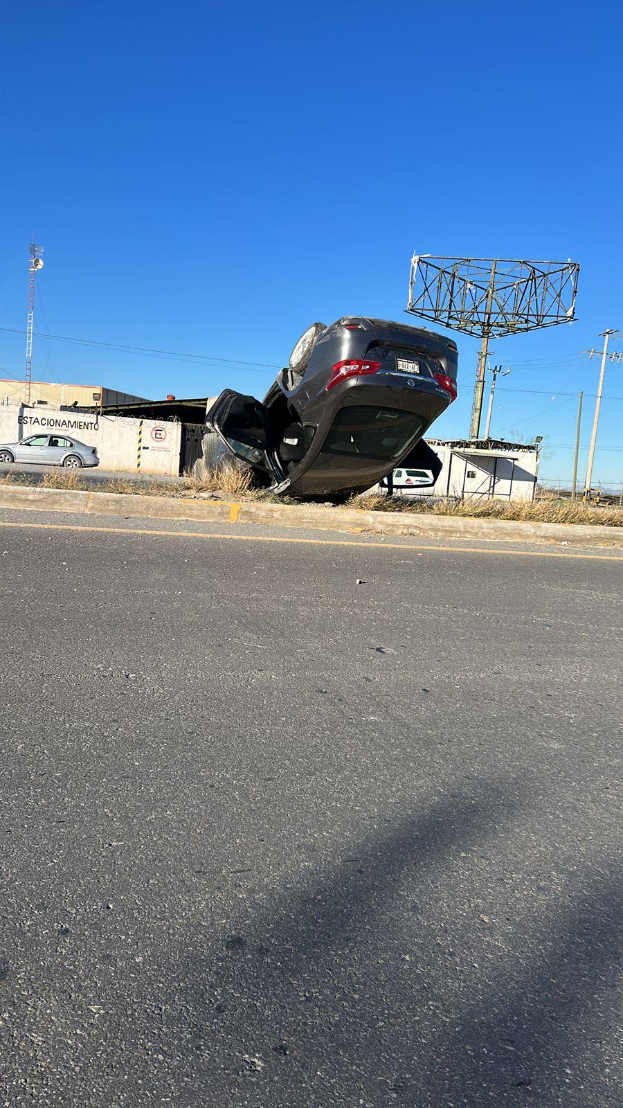 Dos heridas graves al volcar automóvil