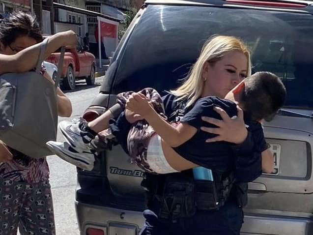 Auxilian policías a madre desesperada