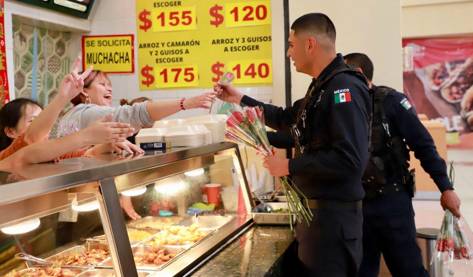 Obsequian policías rosas a saltillenses