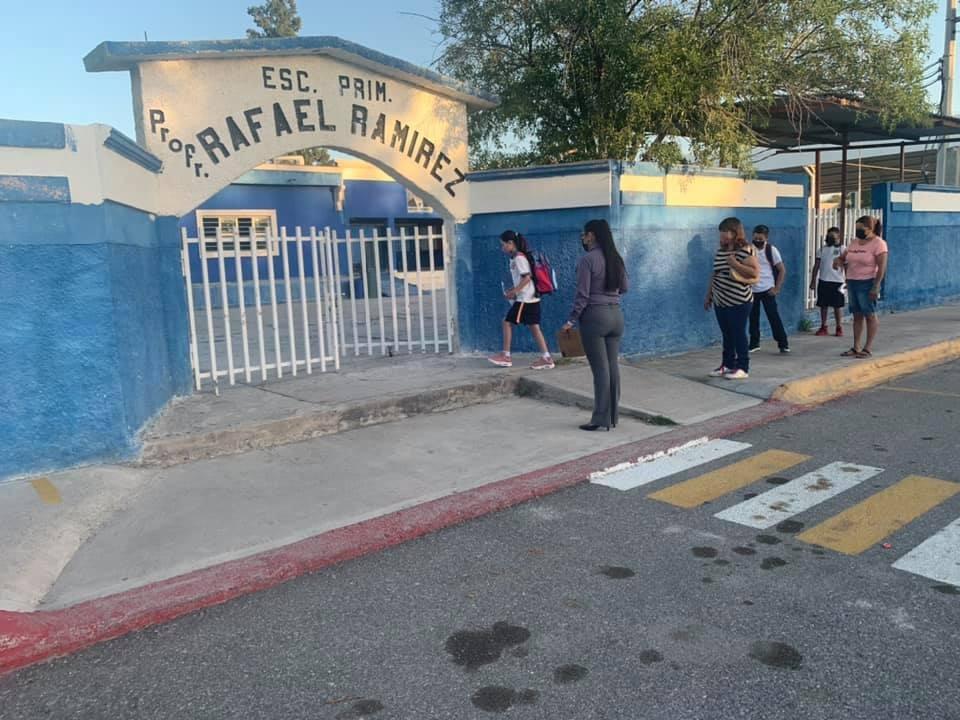 Roban escuela en Castaños
