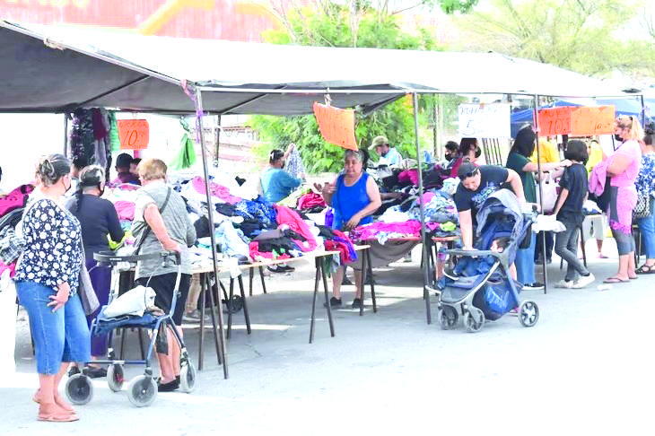 Solicitan ambulantes del Oriente acaben banquetas