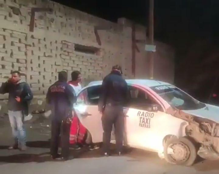 Fragmenta taxista auto en siniestro