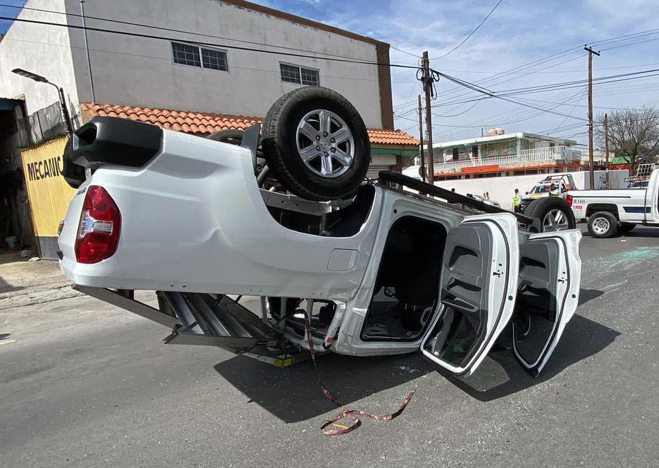 Golpea camioneta y causa volcadura