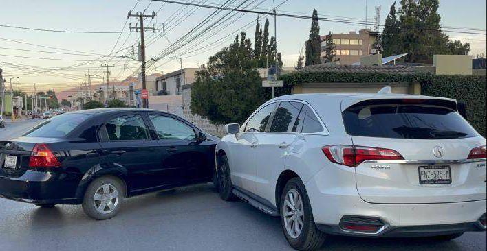 “Roba paso” y causa choque
