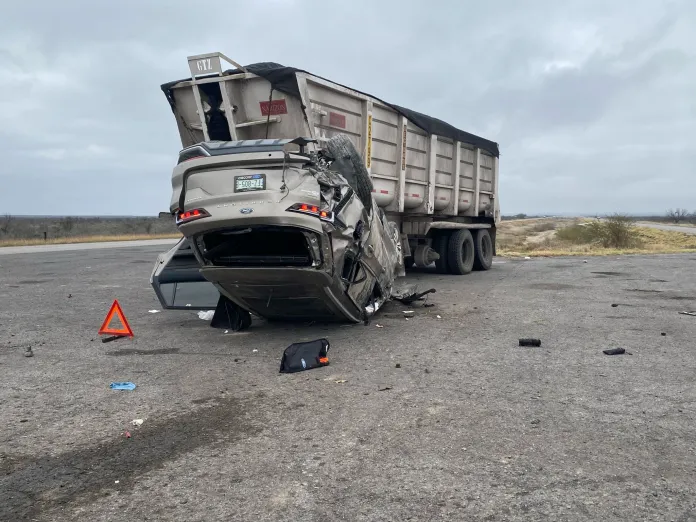 Vuelca abogada en Autopista Premier