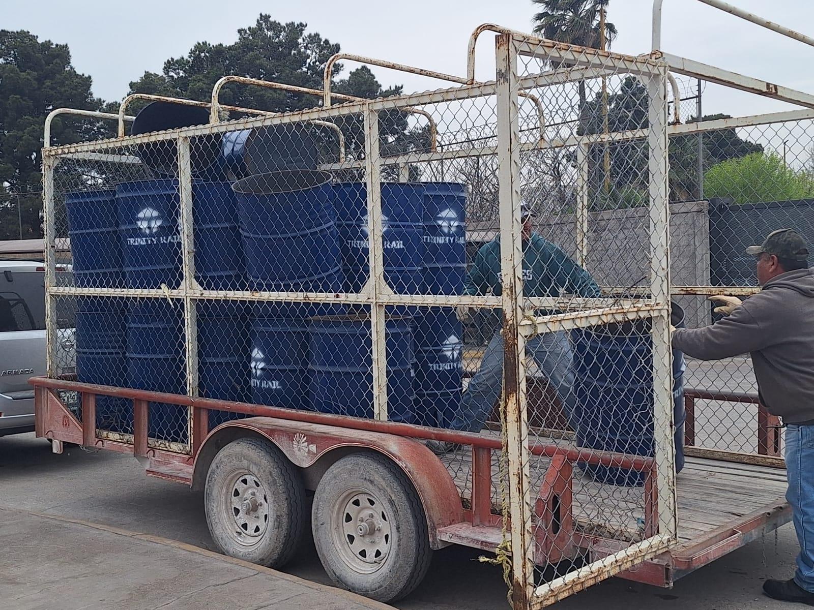 Dotan de botes de basura a San Buena