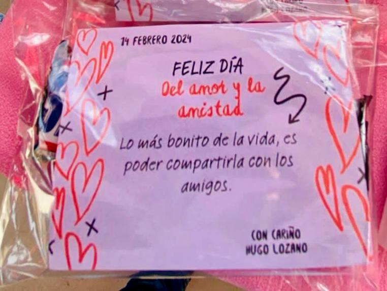 Regalan alegría y chocolates en instituciones educativas