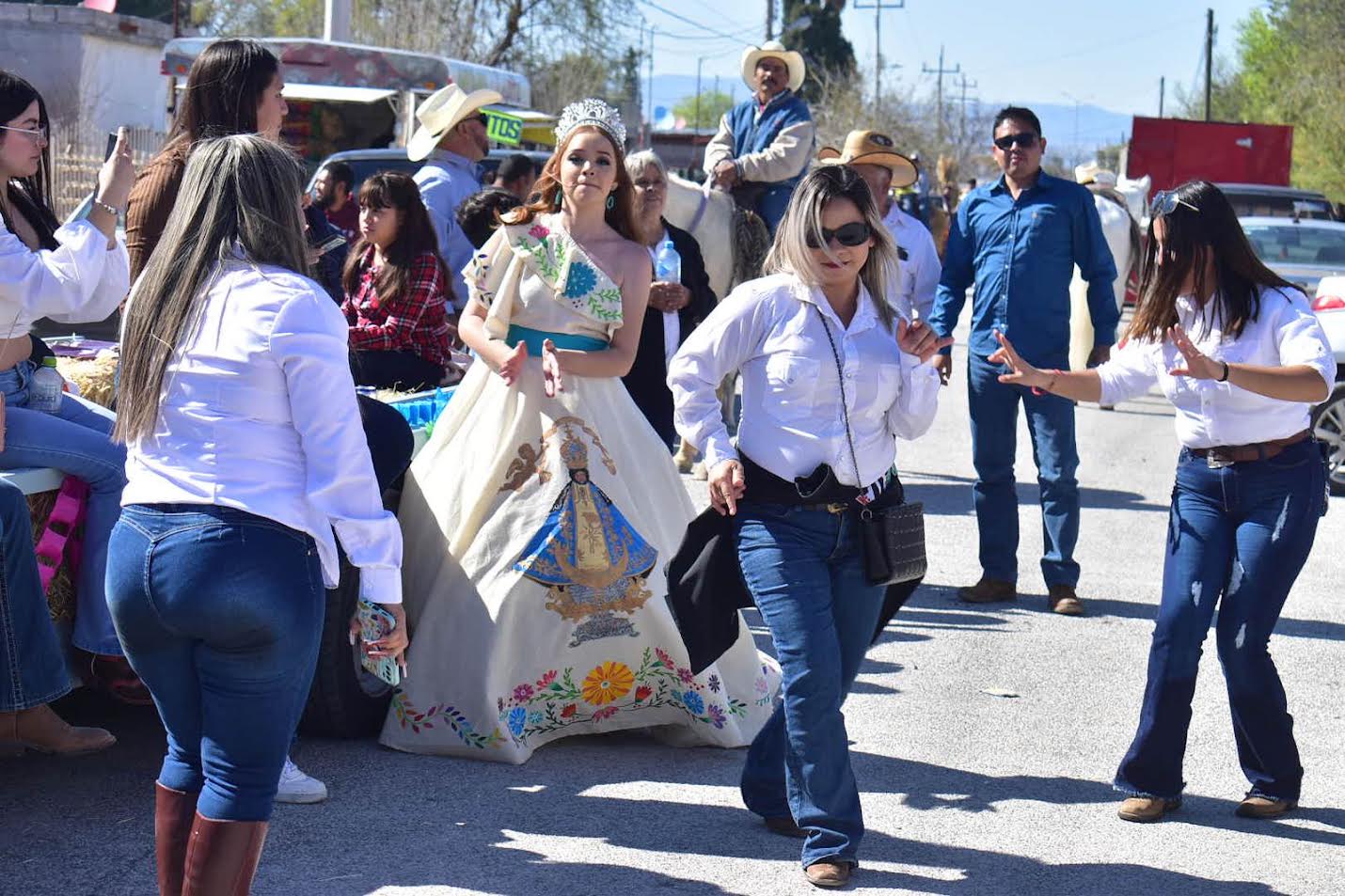 Festejan con gran ánimo con huapangos
