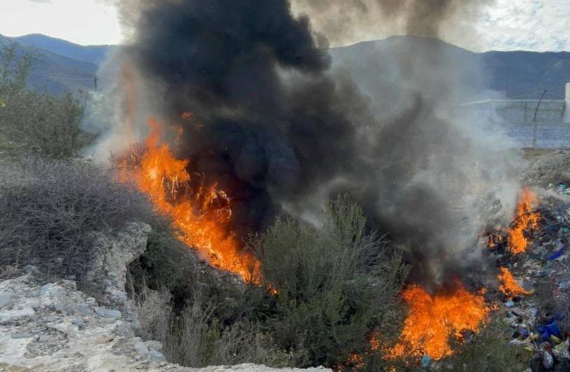 Se incendia basurero clandestino al oriente