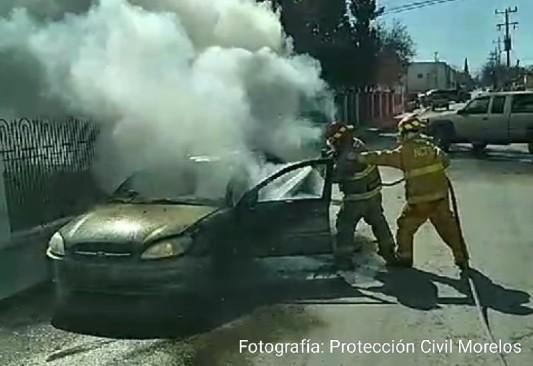 Se consume auto al quedar en llamas
