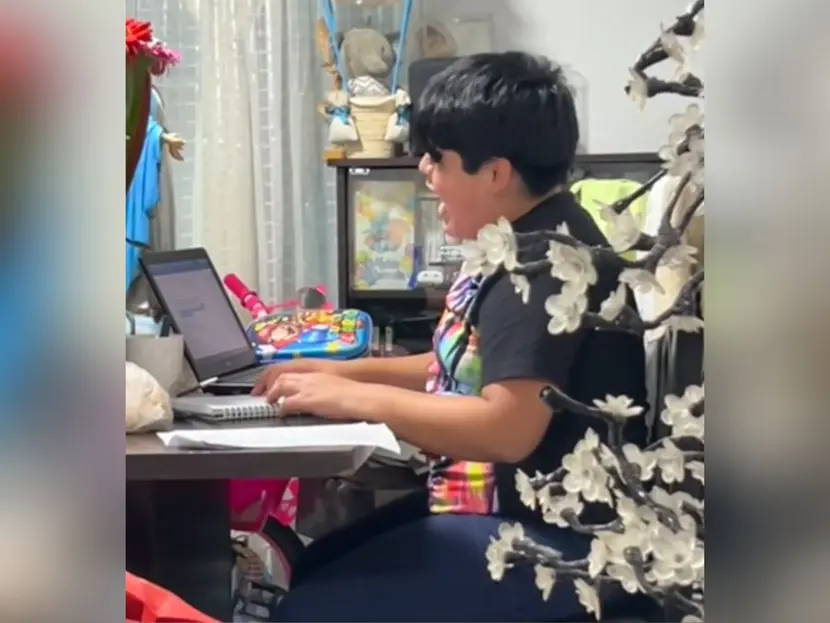 VIDEO: Niño se viraliza cantando «Así no te amará jamás» de Amanda Miguel mientras hace la tarea