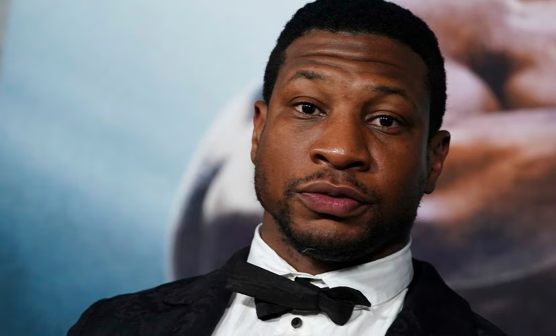 Aplazan sentencia contra Jonathan Majors en caso se agresión