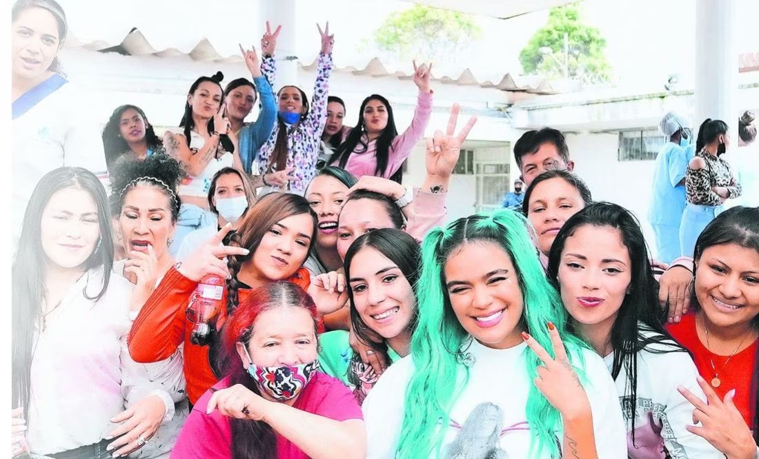 Karol G cura el cora y empodera a mujeres y niñas