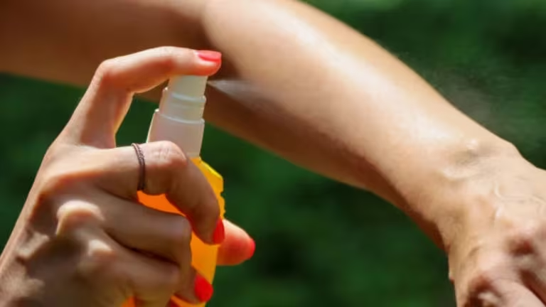 Cómo es el repelente contra los mosquitos que también actúa como protector solar