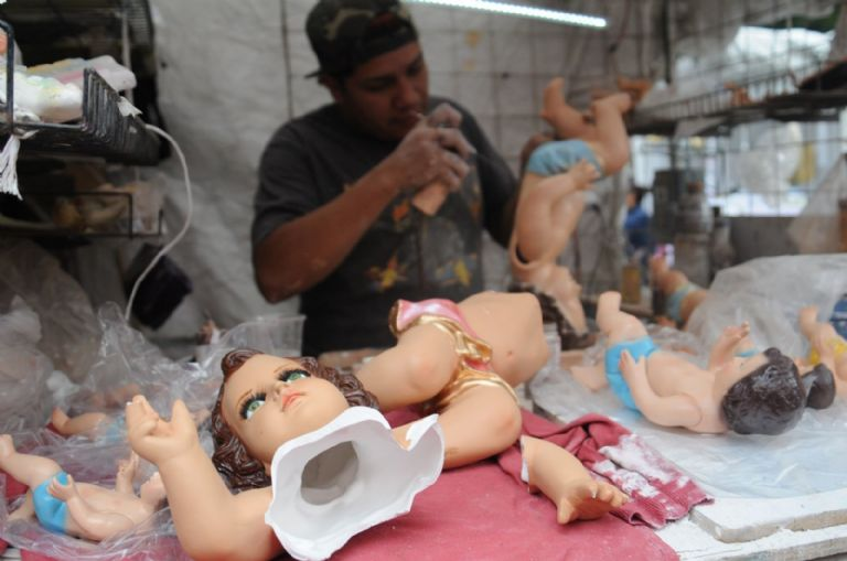 No tires a la basura tu Niño Dios si se rompió, esto es lo que debes hacer con él según un padre