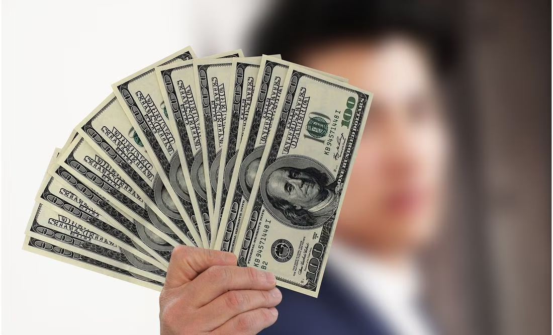 Precio del dólar abre en 17.10 pesos al mayoreo este viernes