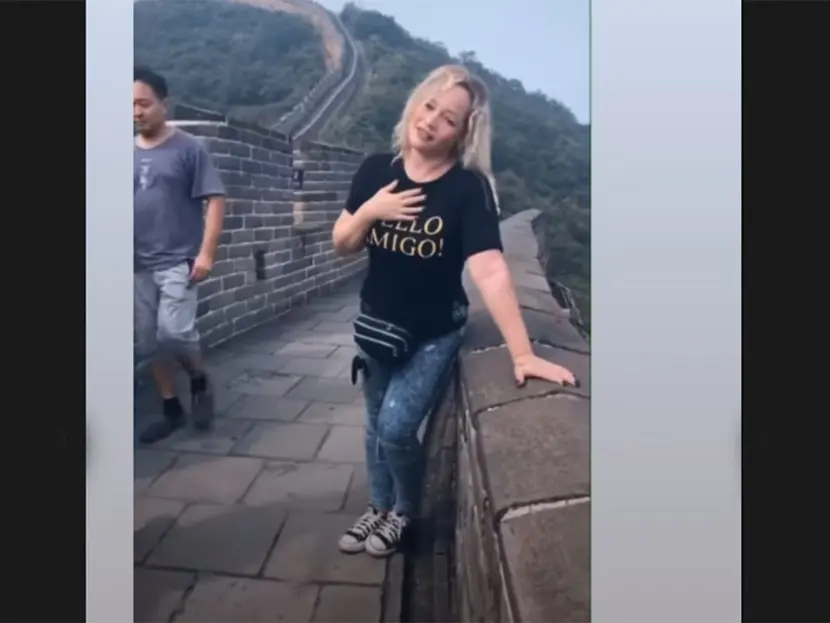 Ex de La Academia canta ‘Cielito Lindo’ en la Muralla China y ‘la tunden’