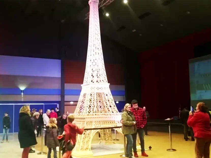 Gana Guinnes por Torre Eiffel hecha con cerillos, la construyó en 8 años