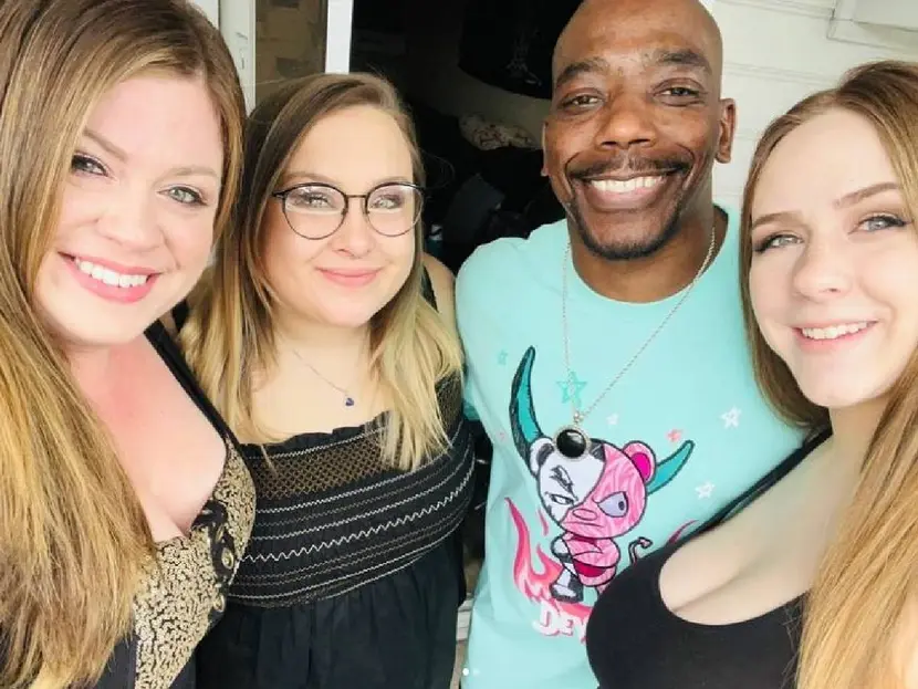 ‘Esposo trofeo’ se hace viral; tiene tres esposas y no trabaja. Aquí su historia