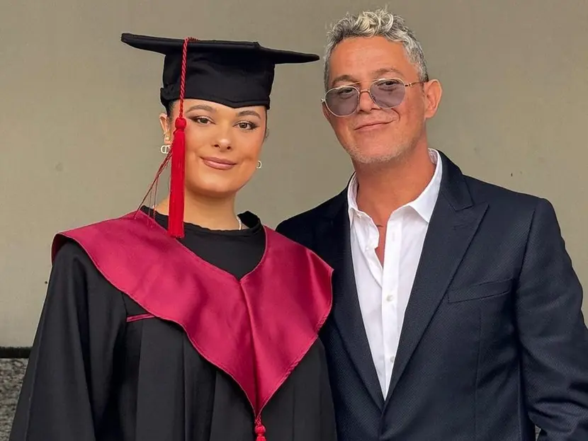 Alejandro Sanz sorprende a su hija en su graduación; joven llora al verlo en el evento