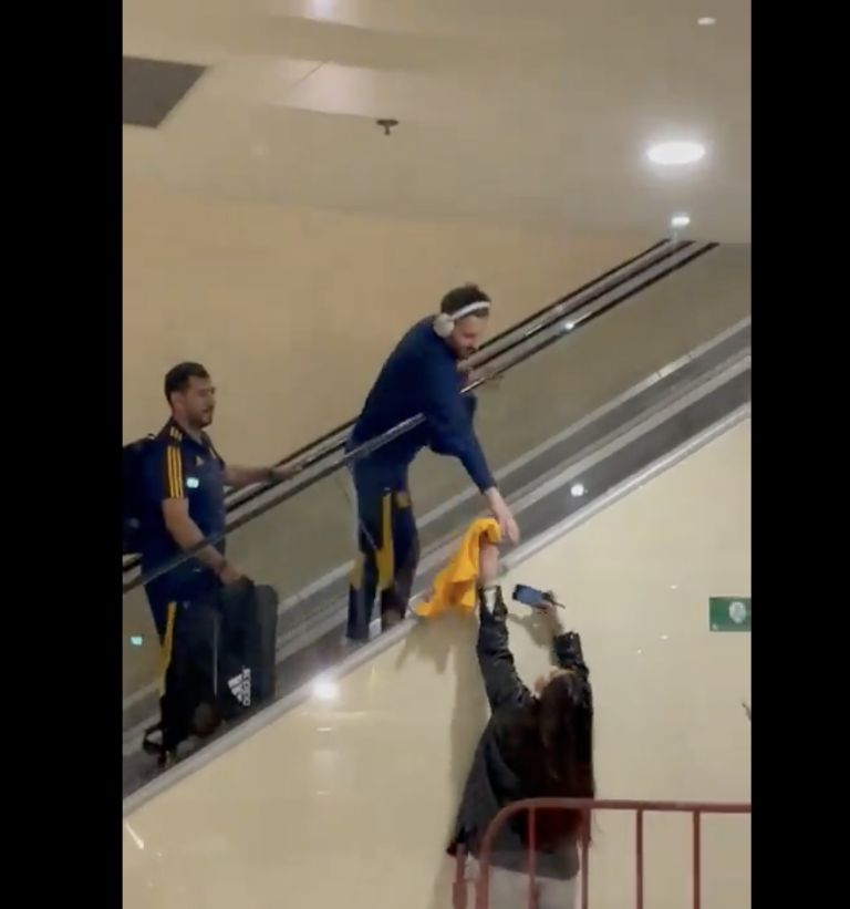 Casi se mata André-Pierre Gignac al querer firmar una playera de Tigres subiendo una escalera eléctrica | VIDEO