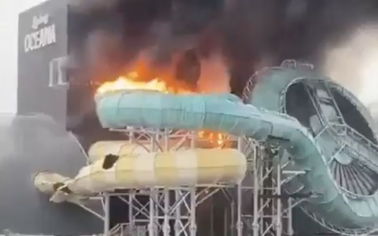 IMÁGENES FUERTES: feroz incendio consume parque de diversiones