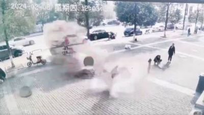 VIDEO: niño avienta petardos a la alcantarilla y vuelan el pavimento, sobrevive de milagro