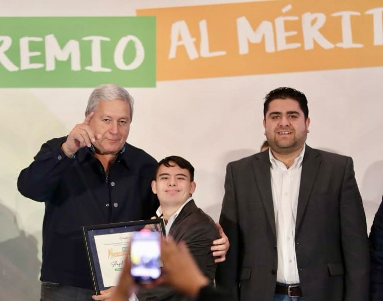 Entrega Chema Fraustro premio al Mérito Deportivo
