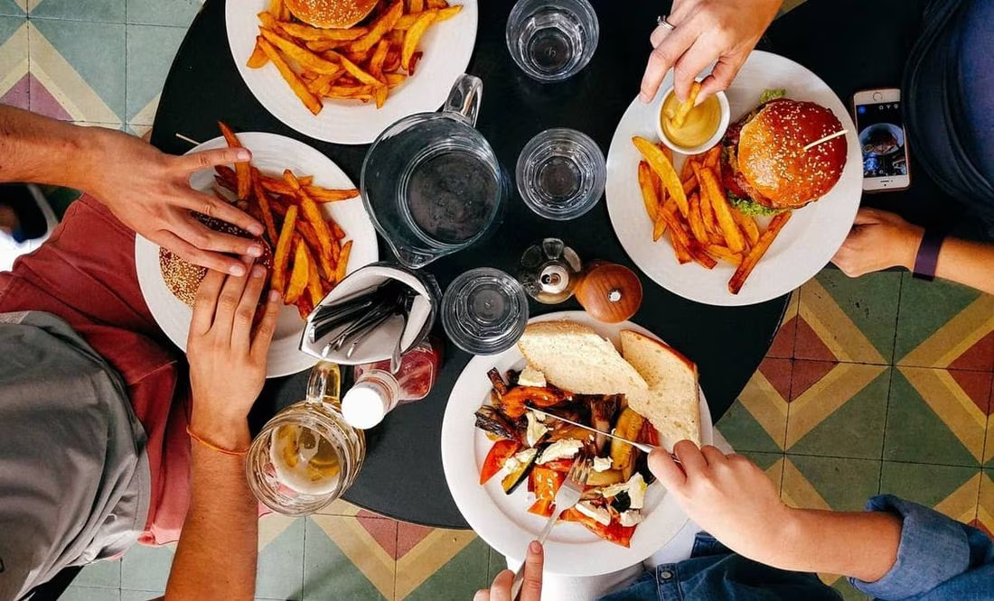 Los 5 alimentos que debes evitar para vivir más tiempo, según Harvard