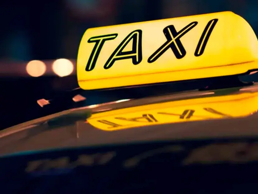 Mujer da a luz en un taxi de Torreón y chofer se molesta; le exige que lo lave