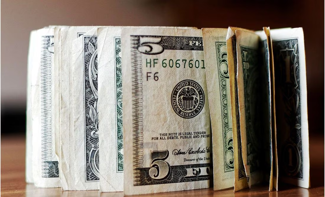 Precio del dólar abre en 17.09 pesos al mayoreo este viernes