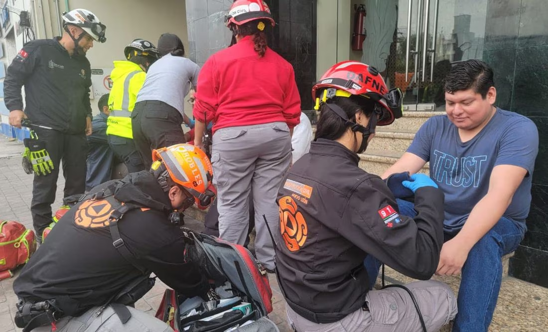 Cae elevador en funeraria de Monterrey con tres empleados cuando trasladaban un cadáver