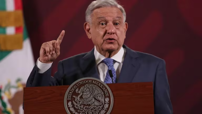 AMLO se defiende; asegura que si hubiera recibido dinero del Cártel de Sinaloa sería rico: “No tengo ni una tarjeta de crédito”