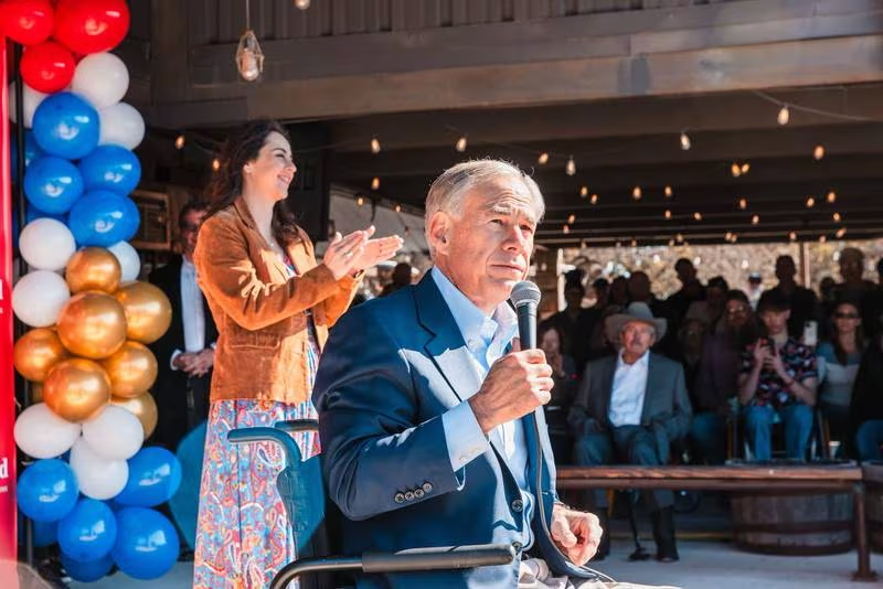 Texas seguirá arrestando inmigrantes, amenaza Greg Abbott