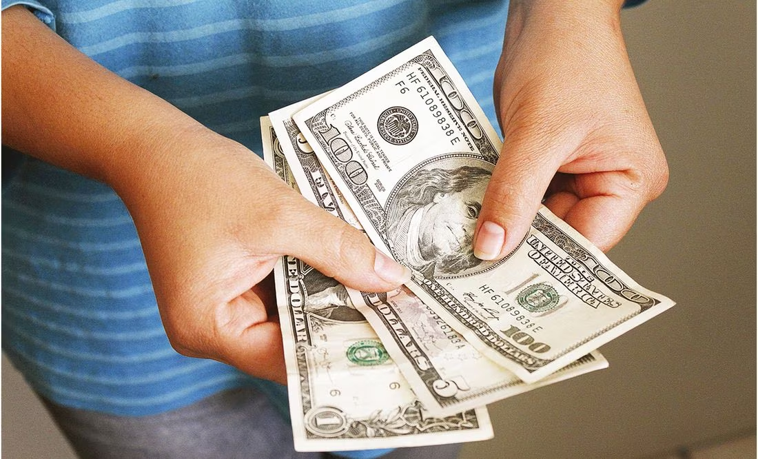 Precio del dólar abre este jueves en 17.10 pesos al mayoreo