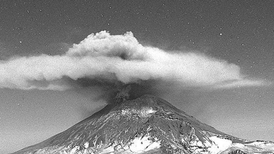 Popocatépetl registra 912 minutos de tremor de alta frecuencia; sigue arrojando ceniza