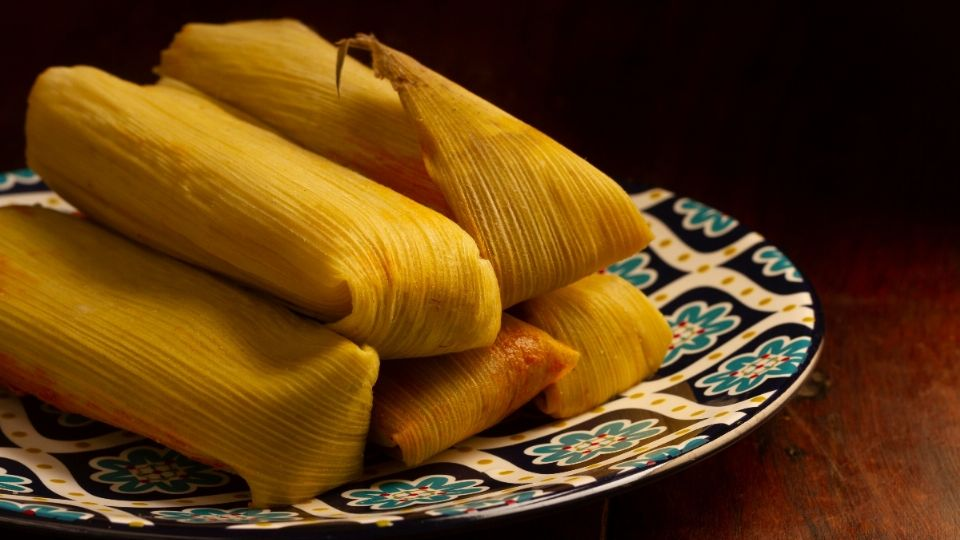 Día de la Candelaria: ¿Qué tiene más calorías, el tamal o el atole?